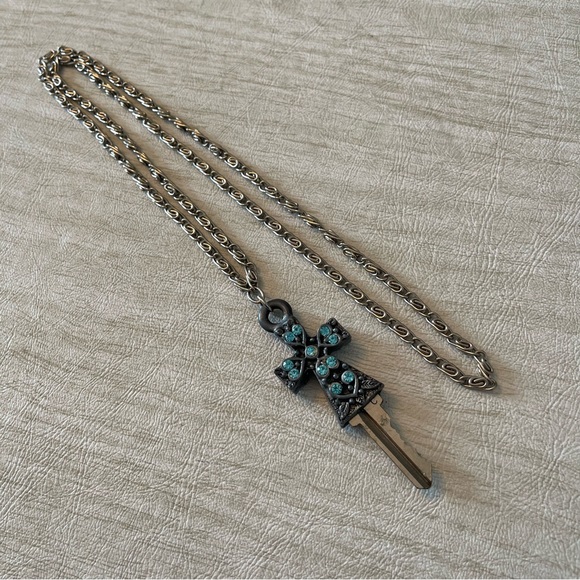 Key to my castle cross necklace - Picture 6 of 6